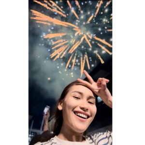 Ayu Ting Ting Instagram - Happy new year 2025 everyone ❤️🎆🎇💃❤️ semoga menjadi tahun yg penuh dengan keberkahan, kebahagiaan dan lebih baik untuk kita semua aammiiiinnnn….🙏🏻😇😘🤲🏻😍 Selamat tahun baru 2025 🎉❤️ Selamat datang 2025 🫶🏻❤️ Please be good y 💋🫰🏻