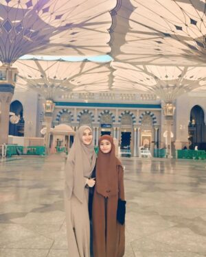 Ayu Ting Ting Instagram - Selamat menjalankan ibadah puasa semuanya 😇💋 lancar terus puasanya dan selalu semangat aammiinn……❤️🙏🏻 mohon maaf lahir batin jg ya