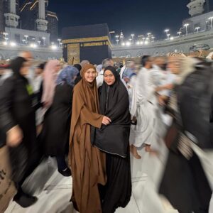 Ayu Ting Ting Instagram - 🕋 Makkah Al Mukarramah 🤎 
Berkah selalu tanteku 🙏🏻💋alhamdulillah bersatu lg y tan luv