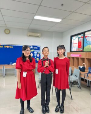 Ayu Ting Ting Instagram - Congratulations @kinderfield.highfield.depok for the vocal grup competition 🥰🫶🏻💃❤️🎤🎶 bunda selalu bangga sama km nak 🫰🏻😍 tunggu keseruannya di @qissyoutv yah