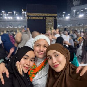 Ayu Ting Ting Instagram - 🕋 Makkah Al Mukarramah 🤎 
Berkah selalu tanteku 🙏🏻💋alhamdulillah bersatu lg y tan luv