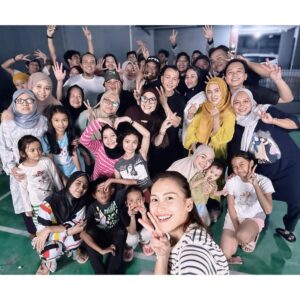 Ayu Ting Ting Instagram - Happy new year 2025 everyone ❤️🎆🎇💃❤️ semoga menjadi tahun yg penuh dengan keberkahan, kebahagiaan dan lebih baik untuk kita semua aammiiiinnnn….🙏🏻😇😘🤲🏻😍 Selamat tahun baru 2025 🎉❤️ Selamat datang 2025 🫶🏻❤️ Please be good y 💋🫰🏻