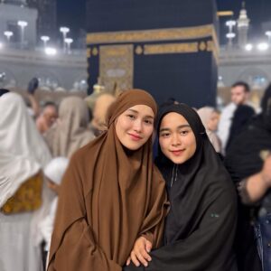 Ayu Ting Ting Instagram - 🕋 Makkah Al Mukarramah 🤎 
Berkah selalu tanteku 🙏🏻💋alhamdulillah bersatu lg y tan luv