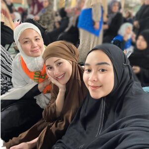 Ayu Ting Ting Instagram - 🕋 Makkah Al Mukarramah 🤎 
Berkah selalu tanteku 🙏🏻💋alhamdulillah bersatu lg y tan luv