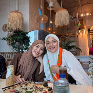 Ayu Ting Ting Instagram - 🕋 Makkah Al Mukarramah 🤎 
Berkah selalu tanteku 🙏🏻💋alhamdulillah bersatu lg y tan luv