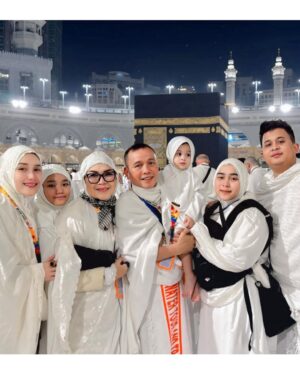 Ayu Ting Ting Instagram - Alhamdulillah bersyukur atas segala nikmat rahmatmu ya Allah dan alhamdulillah umroh pertama kami diberikan kelancaran, Insa Allah mabrur dan Allah jabah semua doa kita amin amin ya Rab 🙏🏻🕋