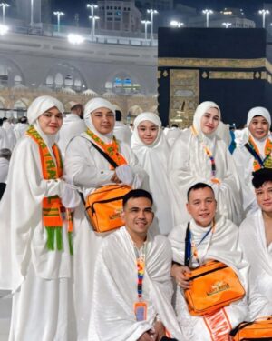Ayu Ting Ting Instagram - Alhamdulillah bersyukur atas segala nikmat rahmatmu ya Allah dan alhamdulillah umroh pertama kami diberikan kelancaran, Insa Allah mabrur dan Allah jabah semua doa kita amin amin ya Rab 🙏🏻🕋