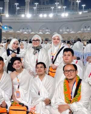 Ayu Ting Ting Instagram - Alhamdulillah bersyukur atas segala nikmat rahmatmu ya Allah dan alhamdulillah umroh pertama kami diberikan kelancaran, Insa Allah mabrur dan Allah jabah semua doa kita amin amin ya Rab 🙏🏻🕋