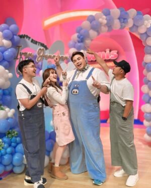 Ayu Ting Ting Instagram - Happy birthday a syg @ivan_gunawan 😘🎂 yg paling super duper megaloman semoga sehat selalu, panjang umur, banyak rezeki, makin sukses dlm segala hal, selalu jd lebih baik lg, makin lancar semua usahanya, pokoknya semua yg diinginkan terkabul….selalu syg sama kita semua y hheheheheh……doa terbaik y mas igun syg, luv u always 🥰🍻💋🎊😍🤩❤️💃