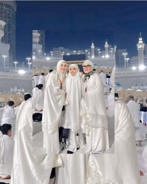 Ayu Ting Ting Instagram - Alhamdulillah bersyukur atas segala nikmat rahmatmu ya Allah dan alhamdulillah umroh pertama kami diberikan kelancaran, Insa Allah mabrur dan Allah jabah semua doa kita amin amin ya Rab 🙏🏻🕋