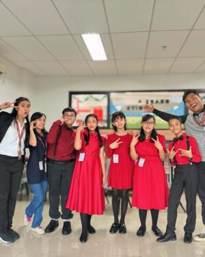 Ayu Ting Ting Instagram - Congratulations @kinderfield.highfield.depok for the vocal grup competition 🥰🫶🏻💃❤️🎤🎶 bunda selalu bangga sama km nak 🫰🏻😍 tunggu keseruannya di @qissyoutv yah