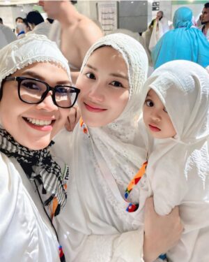 Ayu Ting Ting Instagram - Alhamdulillah bersyukur atas segala nikmat rahmatmu ya Allah dan alhamdulillah umroh pertama kami diberikan kelancaran, Insa Allah mabrur dan Allah jabah semua doa kita amin amin ya Rab 🙏🏻🕋