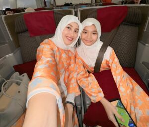 Ayu Ting Ting Instagram - Labbaikallahumma labbaik, labbaika la syarika laka labbaik..Innal hamda wan ni’mata laka wal mulk..La syarika lak 🙏🏻❤️ Mohon doanya y semua semoga ibadah umroh kami diberikan kemudahan, kelancaran dan mendapatkan umroh yang mabrur amin 😇🙏🏻