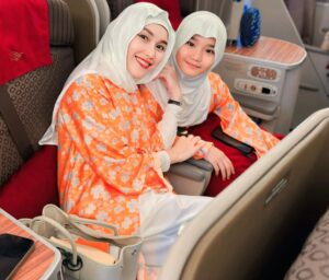 Ayu Ting Ting Instagram - Labbaikallahumma labbaik, labbaika la syarika laka labbaik..Innal hamda wan ni’mata laka wal mulk..La syarika lak 🙏🏻❤️ Mohon doanya y semua semoga ibadah umroh kami diberikan kemudahan, kelancaran dan mendapatkan umroh yang mabrur amin 😇🙏🏻