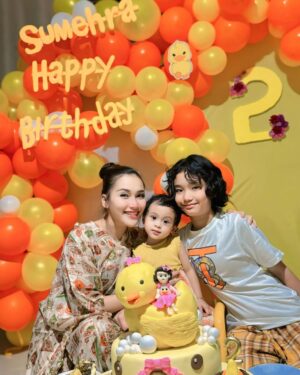 Ayu Ting Ting Instagram - Happy birthday kesayangan titing memeh @sumehra.zoltan yg paling cantik, imut, lucu, gemesin trs 😘🎂 semoga sehat selalu, panjang umur, banyak rezeki, jadi anak sholeha, makin besar semakin pinter, syg papa mama titing yayah ibu iqis, selalu bahagia, smg apa yg memeh inginkan semua terkabul y nak amin…..pokoknya doa terbaik utk memeh syg….kita semua syg memeh cantik ❤️🥰🎊🎁💃👧🏻😍