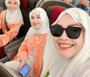 Ayu Ting Ting Instagram - Labbaikallahumma labbaik, labbaika la syarika laka labbaik..Innal hamda wan ni’mata laka wal mulk..La syarika lak 🙏🏻❤️ Mohon doanya y semua semoga ibadah umroh kami diberikan kemudahan, kelancaran dan mendapatkan umroh yang mabrur amin 😇🙏🏻