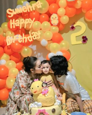 Ayu Ting Ting Instagram - Happy birthday kesayangan titing memeh @sumehra.zoltan yg paling cantik, imut, lucu, gemesin trs 😘🎂 semoga sehat selalu, panjang umur, banyak rezeki, jadi anak sholeha, makin besar semakin pinter, syg papa mama titing yayah ibu iqis, selalu bahagia, smg apa yg memeh inginkan semua terkabul y nak amin…..pokoknya doa terbaik utk memeh syg….kita semua syg memeh cantik ❤️🥰🎊🎁💃👧🏻😍