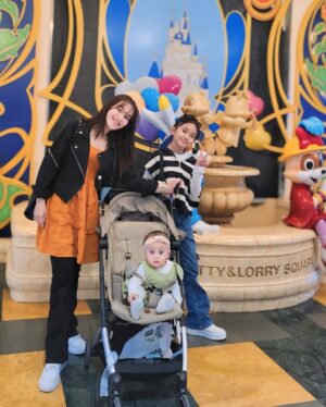 Ayu Ting Ting Instagram - Happy birthday kesayangan titing memeh @sumehra.zoltan yg paling cantik, imut, lucu, gemesin trs 😘🎂 semoga sehat selalu, panjang umur, banyak rezeki, jadi anak sholeha, makin besar semakin pinter, syg papa mama titing yayah ibu iqis, selalu bahagia, smg apa yg memeh inginkan semua terkabul y nak amin…..pokoknya doa terbaik utk memeh syg….kita semua syg memeh cantik ❤️🥰🎊🎁💃👧🏻😍