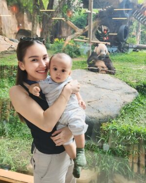 Ayu Ting Ting Instagram - Happy birthday kesayangan titing memeh @sumehra.zoltan yg paling cantik, imut, lucu, gemesin trs 😘🎂 semoga sehat selalu, panjang umur, banyak rezeki, jadi anak sholeha, makin besar semakin pinter, syg papa mama titing yayah ibu iqis, selalu bahagia, smg apa yg memeh inginkan semua terkabul y nak amin…..pokoknya doa terbaik utk memeh syg….kita semua syg memeh cantik ❤️🥰🎊🎁💃👧🏻😍
