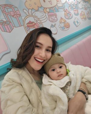 Ayu Ting Ting Instagram - Happy birthday kesayangan titing memeh @sumehra.zoltan yg paling cantik, imut, lucu, gemesin trs 😘🎂 semoga sehat selalu, panjang umur, banyak rezeki, jadi anak sholeha, makin besar semakin pinter, syg papa mama titing yayah ibu iqis, selalu bahagia, smg apa yg memeh inginkan semua terkabul y nak amin…..pokoknya doa terbaik utk memeh syg….kita semua syg memeh cantik ❤️🥰🎊🎁💃👧🏻😍