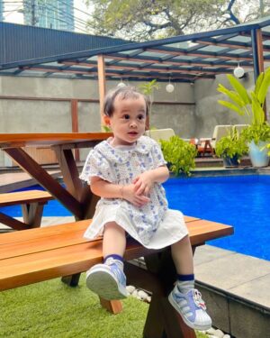 Ayu Ting Ting Instagram - Happy birthday kesayangan titing memeh @sumehra.zoltan yg paling cantik, imut, lucu, gemesin trs 😘🎂 semoga sehat selalu, panjang umur, banyak rezeki, jadi anak sholeha, makin besar semakin pinter, syg papa mama titing yayah ibu iqis, selalu bahagia, smg apa yg memeh inginkan semua terkabul y nak amin…..pokoknya doa terbaik utk memeh syg….kita semua syg memeh cantik ❤️🥰🎊🎁💃👧🏻😍