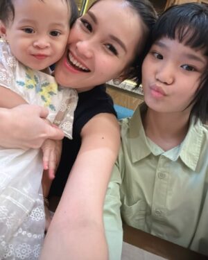 Ayu Ting Ting Instagram - Happy birthday kesayangan titing memeh @sumehra.zoltan yg paling cantik, imut, lucu, gemesin trs 😘🎂 semoga sehat selalu, panjang umur, banyak rezeki, jadi anak sholeha, makin besar semakin pinter, syg papa mama titing yayah ibu iqis, selalu bahagia, smg apa yg memeh inginkan semua terkabul y nak amin…..pokoknya doa terbaik utk memeh syg….kita semua syg memeh cantik ❤️🥰🎊🎁💃👧🏻😍