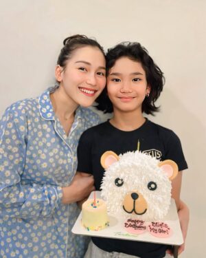 Ayu Ting Ting Instagram - Happy birthday anak bunda sayang bilqis khumairah razak🥰🎂 semoga panjang umur, sehat selalu, banyak rezekinya, selalu tumbuh jd anak yg baik, sholeha, pintar, cerdas, berbakti, selalu sayang sama bunda, ayah, ibu, auntie, memeh, om nanda, selalu jadi kebanggaan bunda dan kita semua, selalu bahagia, semoga segala apapun yg menjadi keinginan iqis semua Allah jabah y nak amin….alhamdulillah iqis udah 11 th sekarang….bunda bersyukur iqis tumbuh jadi anak terbaik bunda, makin tinggi, makin tumbuh besar, makin cantik, makin imut, manis kritingnya bunda….bunda bangga bgt punya iqis, makasih y nak selalu jadi kekuatan bunda, selalu jadi semangat bunda, udah selalu ngertiin bunda nak, maafin jg y bunda suka marah, galak, bawel nak hehehhehee tp semua itu karena bunda sayang banget sama iqis, pokoknya bunda akan selalu lakuin yg terbaik utk bikin iqis bahagia trs, kita harus bahagia sama” y nak, alhamdulillah Allah akan selalu jaga dan lindungin kita trs y nak amin….Iqis cintanya bunda makasih y nak udah hadir dalam hidup bunda ❤️😇🙏🏻💋 iqis hidupnya bunda, bunda bener” beruntung punya iqis…..doa terbaik buat anak bunda yg manis baik hatinya ammiinn…..luv u my kriting 😘🥳🫰🏻💃💋❤️😍