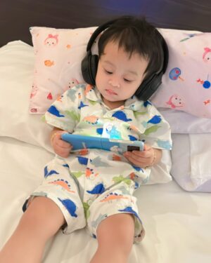 Ayu Ting Ting Instagram - Happy birthday kesayangan titing memeh @sumehra.zoltan yg paling cantik, imut, lucu, gemesin trs 😘🎂 semoga sehat selalu, panjang umur, banyak rezeki, jadi anak sholeha, makin besar semakin pinter, syg papa mama titing yayah ibu iqis, selalu bahagia, smg apa yg memeh inginkan semua terkabul y nak amin…..pokoknya doa terbaik utk memeh syg….kita semua syg memeh cantik ❤️🥰🎊🎁💃👧🏻😍
