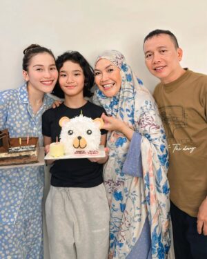 Ayu Ting Ting Instagram - Happy birthday anak bunda sayang bilqis khumairah razak🥰🎂 semoga panjang umur, sehat selalu, banyak rezekinya, selalu tumbuh jd anak yg baik, sholeha, pintar, cerdas, berbakti, selalu sayang sama bunda, ayah, ibu, auntie, memeh, om nanda, selalu jadi kebanggaan bunda dan kita semua, selalu bahagia, semoga segala apapun yg menjadi keinginan iqis semua Allah jabah y nak amin….alhamdulillah iqis udah 11 th sekarang….bunda bersyukur iqis tumbuh jadi anak terbaik bunda, makin tinggi, makin tumbuh besar, makin cantik, makin imut, manis kritingnya bunda….bunda bangga bgt punya iqis, makasih y nak selalu jadi kekuatan bunda, selalu jadi semangat bunda, udah selalu ngertiin bunda nak, maafin jg y bunda suka marah, galak, bawel nak hehehhehee tp semua itu karena bunda sayang banget sama iqis, pokoknya bunda akan selalu lakuin yg terbaik utk bikin iqis bahagia trs, kita harus bahagia sama” y nak, alhamdulillah Allah akan selalu jaga dan lindungin kita trs y nak amin….Iqis cintanya bunda makasih y nak udah hadir dalam hidup bunda ❤️😇🙏🏻💋 iqis hidupnya bunda, bunda bener” beruntung punya iqis…..doa terbaik buat anak bunda yg manis baik hatinya ammiinn…..luv u my kriting 😘🥳🫰🏻💃💋❤️😍