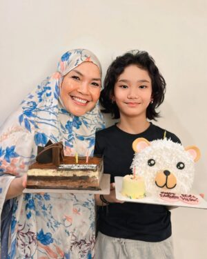 Ayu Ting Ting Instagram - Happy birthday anak bunda sayang bilqis khumairah razak🥰🎂 semoga panjang umur, sehat selalu, banyak rezekinya, selalu tumbuh jd anak yg baik, sholeha, pintar, cerdas, berbakti, selalu sayang sama bunda, ayah, ibu, auntie, memeh, om nanda, selalu jadi kebanggaan bunda dan kita semua, selalu bahagia, semoga segala apapun yg menjadi keinginan iqis semua Allah jabah y nak amin….alhamdulillah iqis udah 11 th sekarang….bunda bersyukur iqis tumbuh jadi anak terbaik bunda, makin tinggi, makin tumbuh besar, makin cantik, makin imut, manis kritingnya bunda….bunda bangga bgt punya iqis, makasih y nak selalu jadi kekuatan bunda, selalu jadi semangat bunda, udah selalu ngertiin bunda nak, maafin jg y bunda suka marah, galak, bawel nak hehehhehee tp semua itu karena bunda sayang banget sama iqis, pokoknya bunda akan selalu lakuin yg terbaik utk bikin iqis bahagia trs, kita harus bahagia sama” y nak, alhamdulillah Allah akan selalu jaga dan lindungin kita trs y nak amin….Iqis cintanya bunda makasih y nak udah hadir dalam hidup bunda ❤️😇🙏🏻💋 iqis hidupnya bunda, bunda bener” beruntung punya iqis…..doa terbaik buat anak bunda yg manis baik hatinya ammiinn…..luv u my kriting 😘🥳🫰🏻💃💋❤️😍