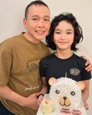 Ayu Ting Ting Instagram - Happy birthday anak bunda sayang bilqis khumairah razak🥰🎂 semoga panjang umur, sehat selalu, banyak rezekinya, selalu tumbuh jd anak yg baik, sholeha, pintar, cerdas, berbakti, selalu sayang sama bunda, ayah, ibu, auntie, memeh, om nanda, selalu jadi kebanggaan bunda dan kita semua, selalu bahagia, semoga segala apapun yg menjadi keinginan iqis semua Allah jabah y nak amin….alhamdulillah iqis udah 11 th sekarang….bunda bersyukur iqis tumbuh jadi anak terbaik bunda, makin tinggi, makin tumbuh besar, makin cantik, makin imut, manis kritingnya bunda….bunda bangga bgt punya iqis, makasih y nak selalu jadi kekuatan bunda, selalu jadi semangat bunda, udah selalu ngertiin bunda nak, maafin jg y bunda suka marah, galak, bawel nak hehehhehee tp semua itu karena bunda sayang banget sama iqis, pokoknya bunda akan selalu lakuin yg terbaik utk bikin iqis bahagia trs, kita harus bahagia sama” y nak, alhamdulillah Allah akan selalu jaga dan lindungin kita trs y nak amin….Iqis cintanya bunda makasih y nak udah hadir dalam hidup bunda ❤️😇🙏🏻💋 iqis hidupnya bunda, bunda bener” beruntung punya iqis…..doa terbaik buat anak bunda yg manis baik hatinya ammiinn…..luv u my kriting 😘🥳🫰🏻💃💋❤️😍