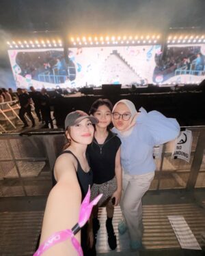 Ayu Ting Ting Instagram - 오늘 밤 Seventeen right here 🫶🏻💋😘✌🏻