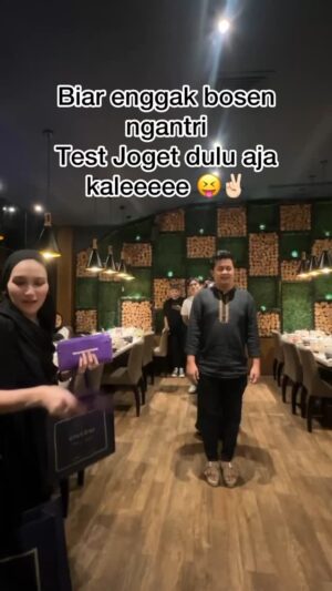 Ayu Ting Ting Instagram - Haayyyooooo gerak dulu dikit sehabis bukber 😝🥰🫰🏻❤️ seberapa kompak kah kita? Ahahahahha😝💃