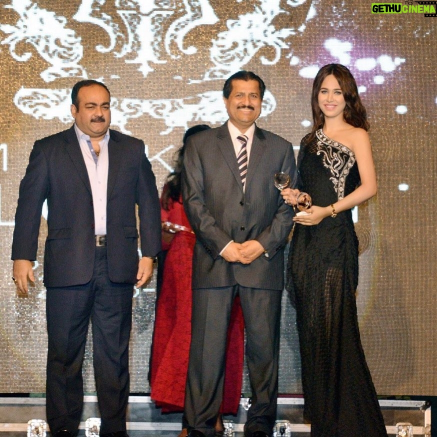 Ayyan - 1.1K Likes - 💫👸🏻✨”Keep ur face to the sun & u cannot see a shadow.”
This image was taken while receiving best model of the year award :-) …
#2013 #Memories 💐🌈