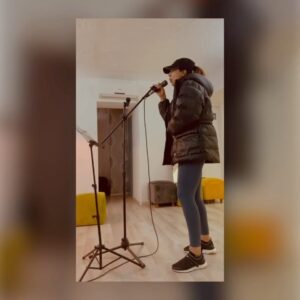 Ayyan Instagram - No night like a karaoke night with friends✌🏼
💫👸🏻✨🤍💐