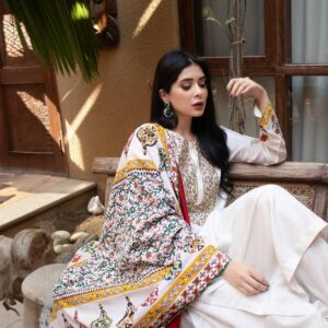 Azekah Daniel Instagram - Azekah Daniel looks stunning in our exquisite Champagne Ensemble, part of the intricately crafted Aureate Edit for our Eid collection. 

Purchase now at www.sanoberazfar.com/luxury-pret or reach out to us via WhatsApp at  92 3000881520 for more information and assistance.