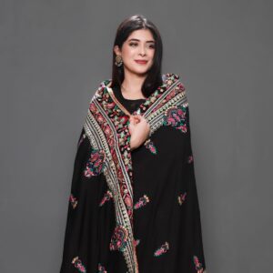 Azekah Daniel Instagram - Azekah Daniel exudes regal charm while wearing the black petunia set from our latest Aureate edit in our Edi collection.

Secure your own piece now by visiting
www.sanoberazfar.com/luxury-pret or contacting us via WhatsApp at  92 3000881520 for further details and personalized assistance.