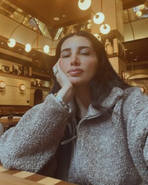 Başak Sayan Instagram - New York Şubat 2025… Evlenmeye karar verdiğimiz yerdi bizim için New York. 10 sene sonra yeniden orada olmak tuhaf hissettirdi. Ne kadar hızlı geçmiş zaman. Ne çok şey olmuş bitmiş. Ne kadar çok şey yaşamışız birlikte… Olağanüstü güzel ve olağanüstü zor deneyimler. Hepsi birlikte. Hayat bu demek. İyisiyle kötüsüyle anılar biriktirmek. Son ana geldiğimizde ve geriye dönüp baktığımızda elimizde olan sadece bunlar olacak çünkü. Sadece anılar… Kıymetini bilmek gerek…