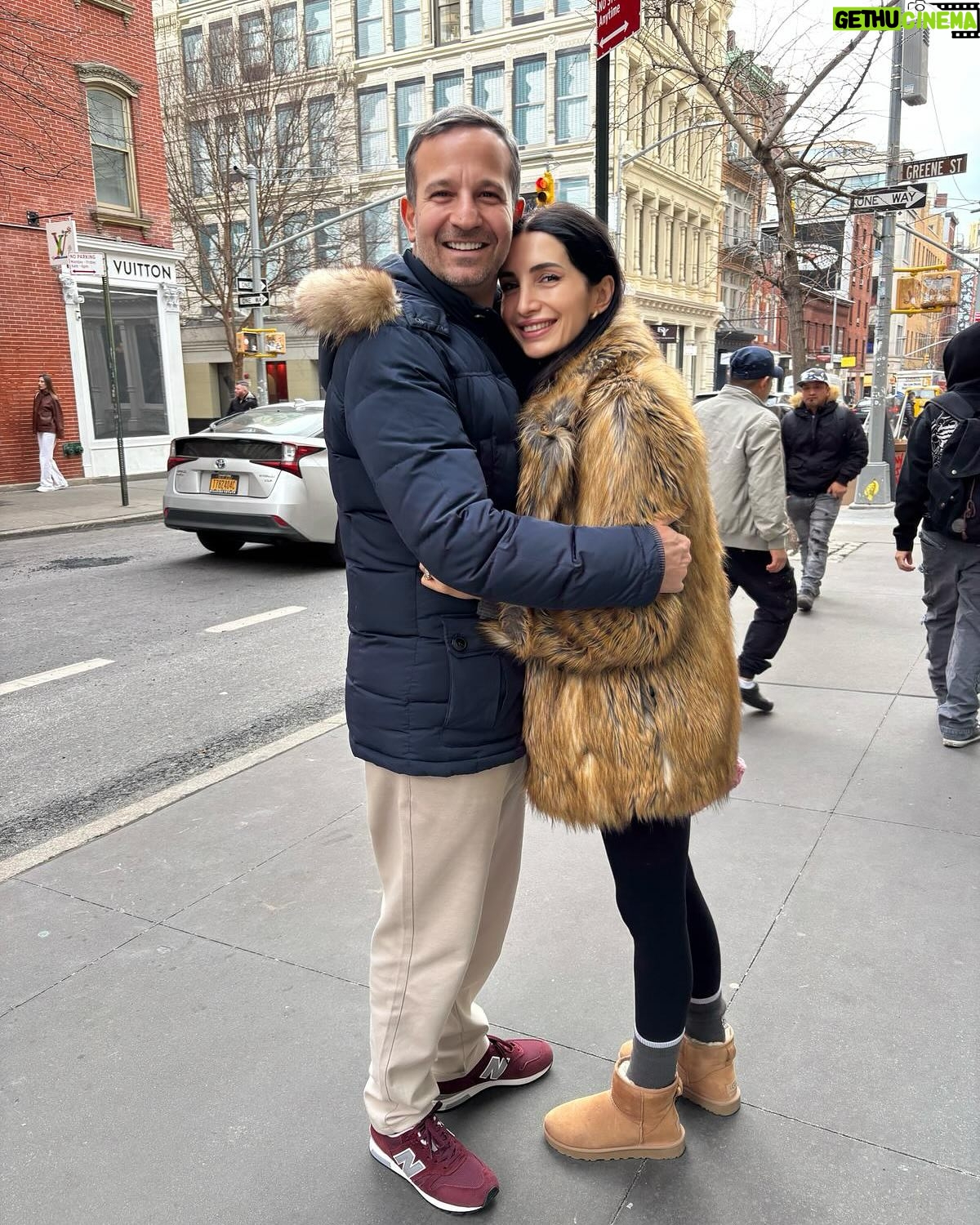 Başak Sayan - 4.8K Likes - New York Şubat 2025… Evlenmeye karar verdiğimiz yerdi bizim için New York. 10 sene sonra yeniden orada olmak tuhaf hissettirdi. Ne kadar hızlı geçmiş zaman. Ne çok şey olmuş bitmiş. Ne kadar çok şey yaşamışız birlikte… Olağanüstü güzel ve olağanüstü zor deneyimler. Hepsi birlikte. Hayat bu demek. İyisiyle kötüsüyle anılar biriktirmek. Son ana geldiğimizde ve geriye dönüp baktığımızda elimizde olan sadece bunlar olacak çünkü. Sadece anılar… Kıymetini bilmek gerek…