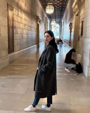Başak Sayan Instagram - New York Şubat 2025… Evlenmeye karar verdiğimiz yerdi bizim için New York. 10 sene sonra yeniden orada olmak tuhaf hissettirdi. Ne kadar hızlı geçmiş zaman. Ne çok şey olmuş bitmiş. Ne kadar çok şey yaşamışız birlikte… Olağanüstü güzel ve olağanüstü zor deneyimler. Hepsi birlikte. Hayat bu demek. İyisiyle kötüsüyle anılar biriktirmek. Son ana geldiğimizde ve geriye dönüp baktığımızda elimizde olan sadece bunlar olacak çünkü. Sadece anılar… Kıymetini bilmek gerek…