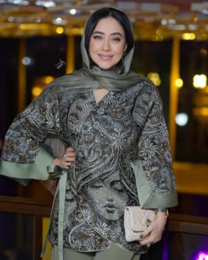 Bahare Kianafshar Instagram - .
ابان و ابانی ها در 
حضور در ایین رونمایی از پلتفرم شیدا
در تالار وحدت 

‏@sheyda.vod 
.
عکس سروش منوچهری
.
@soroushmn_ 
.
لباس غزاله عطاپور
.
‏@daphne.iran 
.
میکاپ سالومه زرندی نیا
.
‏@makeupbysaloume 
.
اکسسوری نینا سعید
.
‏@noungold
.
#سریال #سریال_آبان #پلتفرم_شیدا #شیدا #ایران #سریال_ایرانی #بهاره_کیان_افشار #irania #iraniannactress #iranian_photography #photography #iranianwomen #baharekianafshar #2025