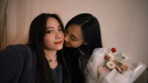 Bella Yang Instagram - 第五個情人節💌
今年沒有大老遠的跑去一個地點
也沒有去特別高級的餐廳
而是平平淡淡卻覺得溫馨的過完這一天
時間過得很快
從23歲時遇到妳到現在28歲了
五年前的某一天，我遇見了妳
那時的我們或許還不明白
這段旅程會有多少快樂
多少讓人紅了眼眶的時刻
但我們依舊牽著對方的手走過這些

我們吵過架，也有彼此不懂對方的時候
我們都有過疲憊、懷疑
但每次我們還是選擇了回到彼此身邊
選擇了擁抱，選擇了理解
原來愛並不是一帆風順
而是即使風雨再大，我們都願意為彼此撐傘

妳總是用妳的溫柔邀請我進入這個世界
我愛妳的浪漫，愛妳看世界的方式
愛妳讓這個世界多了一點夢幻與柔軟。
我想和妳走過所有四季
想在日落時分拉著妳的手散步
想在夜深人靜時聽妳說那些只屬於我們的悄悄話。
我愛妳，我想看見妳的笑容，去擁抱妳的靈魂
讓妳知道在這個世界上，無論發生什麼
我都站在妳身邊，像以前一樣

愛情最美的地方，是當熱戀的悸動過去
仍然願意用心去經營、去珍惜
是一次又一次在對方身上找到愛的理由
是在漫長歲月裡不斷確認
「我依然想和妳走下去」的心意
即使世界變了，我還是想要與妳並肩看風景
我想陪妳很久很久
我常想我哪來的資格去擁有這麼完美的妳
在這不完美的世界
我不貪婪能遇見妳就很不錯了