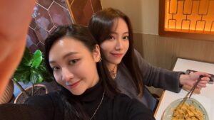 Bella Yang Instagram - 第五個情人節💌
今年沒有大老遠的跑去一個地點
也沒有去特別高級的餐廳
而是平平淡淡卻覺得溫馨的過完這一天
時間過得很快
從23歲時遇到妳到現在28歲了
五年前的某一天，我遇見了妳
那時的我們或許還不明白
這段旅程會有多少快樂
多少讓人紅了眼眶的時刻
但我們依舊牽著對方的手走過這些

我們吵過架，也有彼此不懂對方的時候
我們都有過疲憊、懷疑
但每次我們還是選擇了回到彼此身邊
選擇了擁抱，選擇了理解
原來愛並不是一帆風順
而是即使風雨再大，我們都願意為彼此撐傘

妳總是用妳的溫柔邀請我進入這個世界
我愛妳的浪漫，愛妳看世界的方式
愛妳讓這個世界多了一點夢幻與柔軟。
我想和妳走過所有四季
想在日落時分拉著妳的手散步
想在夜深人靜時聽妳說那些只屬於我們的悄悄話。
我愛妳，我想看見妳的笑容，去擁抱妳的靈魂
讓妳知道在這個世界上，無論發生什麼
我都站在妳身邊，像以前一樣

愛情最美的地方，是當熱戀的悸動過去
仍然願意用心去經營、去珍惜
是一次又一次在對方身上找到愛的理由
是在漫長歲月裡不斷確認
「我依然想和妳走下去」的心意
即使世界變了，我還是想要與妳並肩看風景
我想陪妳很久很久
我常想我哪來的資格去擁有這麼完美的妳
在這不完美的世界
我不貪婪能遇見妳就很不錯了