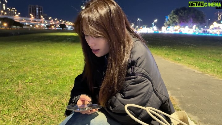 Bella Yang - 12.2K Likes - 第五個情人節💌
今年沒有大老遠的跑去一個地點
也沒有去特別高級的餐廳
而是平平淡淡卻覺得溫馨的過完這一天
時間過得很快
從23歲時遇到妳到現在28歲了
五年前的某一天,我遇見了妳
那時的我們或許還不明白
這段旅程會有多少快樂
多少讓人紅了眼眶的時刻
但我們依舊牽著對方的手走過這些
我們吵過架,也有彼此不懂對方的時候
我們都有過疲憊、懷疑
但每次我們還是選擇了回到彼此身邊
選擇了擁抱,選擇了理解
原來愛並不是一帆風順
而是即使風雨再大,我們都願意為彼此撐傘
妳總是用妳的溫柔邀請我進入這個世界
我愛妳的浪漫,愛妳看世界的方式
愛妳讓這個世界多了一點夢幻與柔軟。
我想和妳走過所有四季
想在日落時分拉著妳的手散步
想在夜深人靜時聽妳說那些只屬於我們的悄悄話。
我愛妳,我想看見妳的笑容,去擁抱妳的靈魂
讓妳知道在這個世界上,無論發生什麼
我都站在妳身邊,像以前一樣
愛情最美的地方,是當熱戀的悸動過去
仍然願意用心去經營、去珍惜
是一次又一次在對方身上找到愛的理由
是在漫長歲月裡不斷確認
「我依然想和妳走下去」的心意
即使世界變了,我還是想要與妳並肩看風景
我想陪妳很久很久
我常想我哪來的資格去擁有這麼完美的妳
在這不完美的世界
我不貪婪能遇見妳就很不錯了