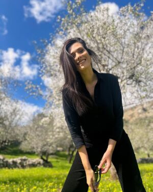 Bengi İdil Uras Instagram - Bugün sigarayı bırakalı 1 yıl oldu. Beni badem çiçekleriyle kutlayalım :))) 🌸 #datçabademçiçeğifestivali