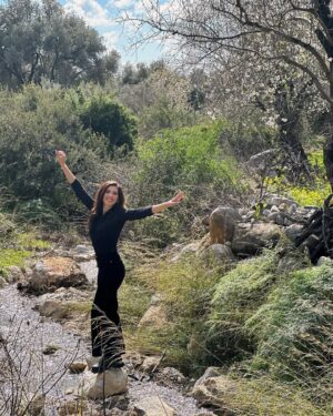 Bengi İdil Uras Instagram - Bugün sigarayı bırakalı 1 yıl oldu. Beni badem çiçekleriyle kutlayalım :))) 🌸 #datçabademçiçeğifestivali