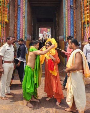 Bhagyashree Instagram - Jai Jagannath !! Feeling blessed.
In Puri for darshan of the Lord God Jagannath !
🧿🧿🧿.... needed it.
Peace and blessings envelope you if you go with belief and reverence. Had a wonderful darshan.
The priest gave me the dhvaj (templeflag) that was changed that day.. as a blessing (ashirwaad).
Also tasted the famous "Chattu Besara" a mustard cooked flavourful wild mushroom dish with ghee rice.
Thank you IG Himanshu ji and DSP Prasant ji for making it possible.

@jay_jagannath_puri_
#lordjagannath #temple #traveltalesbyb #traveldiaries #puri #orissa #templesofindia
@roshni0819