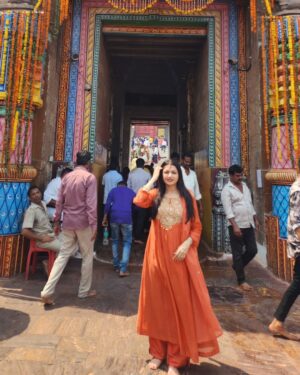 Bhagyashree Instagram - Jai Jagannath !! Feeling blessed.
In Puri for darshan of the Lord God Jagannath !
🧿🧿🧿.... needed it.
Peace and blessings envelope you if you go with belief and reverence. Had a wonderful darshan.
The priest gave me the dhvaj (templeflag) that was changed that day.. as a blessing (ashirwaad).
Also tasted the famous "Chattu Besara" a mustard cooked flavourful wild mushroom dish with ghee rice.
Thank you IG Himanshu ji and DSP Prasant ji for making it possible.

@jay_jagannath_puri_
#lordjagannath #temple #traveltalesbyb #traveldiaries #puri #orissa #templesofindia
@roshni0819
