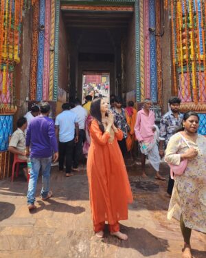 Bhagyashree Instagram - Jai Jagannath !! Feeling blessed.
In Puri for darshan of the Lord God Jagannath !
🧿🧿🧿.... needed it.
Peace and blessings envelope you if you go with belief and reverence. Had a wonderful darshan.
The priest gave me the dhvaj (templeflag) that was changed that day.. as a blessing (ashirwaad).
Also tasted the famous "Chattu Besara" a mustard cooked flavourful wild mushroom dish with ghee rice.
Thank you IG Himanshu ji and DSP Prasant ji for making it possible.

@jay_jagannath_puri_
#lordjagannath #temple #traveltalesbyb #traveldiaries #puri #orissa #templesofindia
@roshni0819