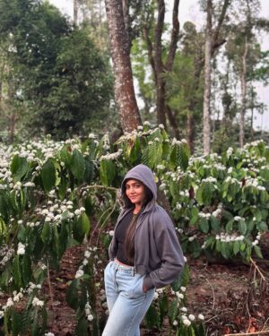 Bhavya Gowda Instagram - This place has my whole heart 🥺❤️

bhavyagowda670 #geetha #bhavya #bhavyagowda670 #geetha #kannada #kannadathi #coffee #coffeeblossom #nature #naturevibes #natureescape